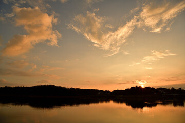 湖畔からの日の出