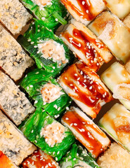 Many types of Shusha are stacked in a row.