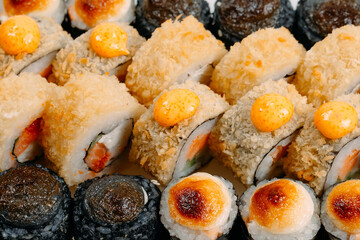 Many types of Shusha are stacked in a row.