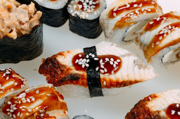 Many types of Shusha are stacked in a row.