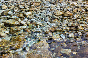 Fondo de río con con piedras redondas y aguas cristalinas Pirineos oriental