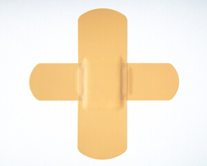 Kreuz aus Wundpflaster