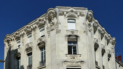 Angers, l’Alcazar, bâtiment Art Nouveau de1902, café-concert de la rue Saint-Laud qui...