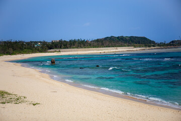 白い海岸線に打ち寄せる波