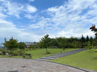 青空の下の広々とした公園