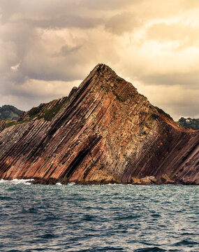 Formaci&oacute;n rocosa en el mar Cant&aacute;brico conocido com Flish.