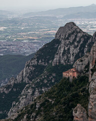 Fototapeta na wymiar Monasterio en un saliente de la Montaña en Montserrat, Cataluña España.