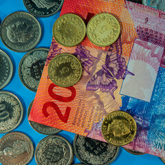 Naklejka premium Centim coins and a twenty franc note.