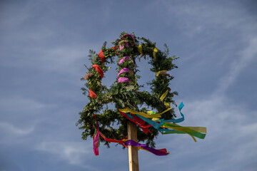 Richtkrone vor blauem Himmel bei Richtfest