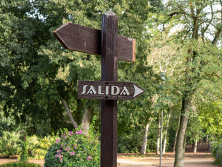 Señal de salida en madera