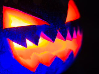 Calabaza de halloween con fuego en su interior en un bosque para celebrar el día de muertos o de...