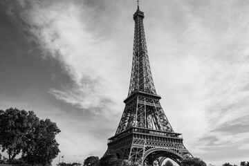 Black and white photo of the eiffel tower