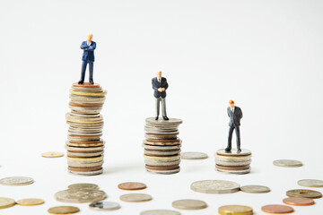お金の上に立つビジネスマン