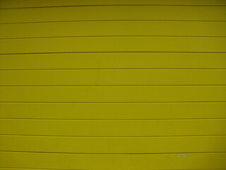 黄色に塗られた樹脂製外壁