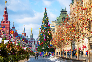 Obraz premium February 5, 2020 Moscow, Russia, New Year tree on Red Square in Moscow on a clear frosty day.