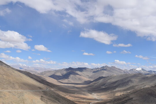 Mountains And Clouds In Moore Plains Tanglang La