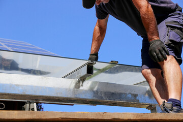 Installation of a glass roof for the terrace