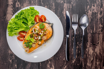 Spicy fried salmon salad