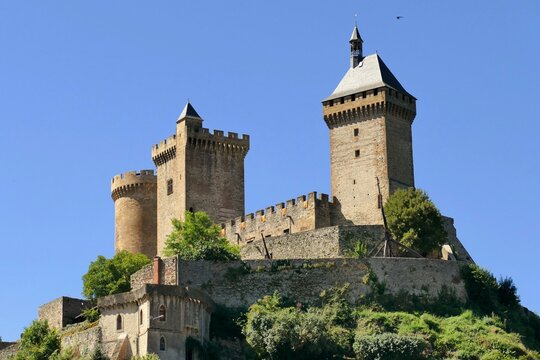Le ch&acirc;teau de Foix dominant la ville 