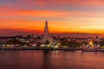 Fototapeta na wymiar Wat Arun (Temple of Dawn) Famous temple on Chaopraya River . Beautiful view of Wat Arun Temple at sunset twilight landmark of Bangkok, Thailand