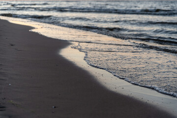 Gischt am Strand im Abendrot auf der Insel Usedom im Seebad Bansin