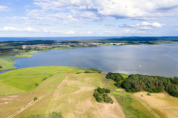 Obraz premium Luftaufnahme des Achterwassers mit Blick auf die Ostsee auf der Insel Usedom