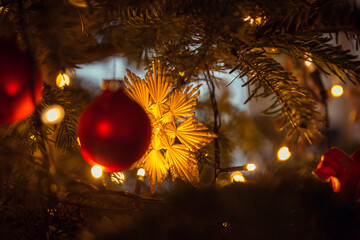 Weihnachtskugeln im Baum mit stimmungsvollem Licht