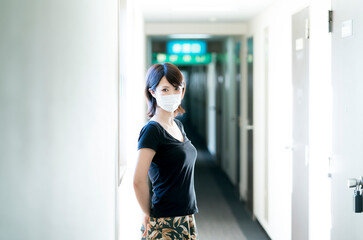 マスクの女性　2020年夏