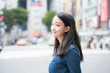 Fototapeta premium 渋谷スクランブル交差点 女性 横顔