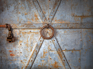 verschlossene alte Metalltür