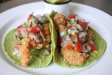 Tacos de camarón empanizados con cecina