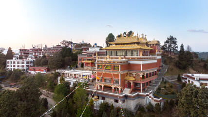 Naklejka premium Vista aérea de un monasterio budista en la cima de una montaña en la Cordillera del Himalaya, en Katmandú, Nepal.