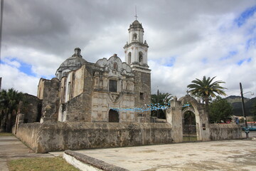 Fototapeta na wymiar Iglesia de Guadalcazar, San Luis Potosí