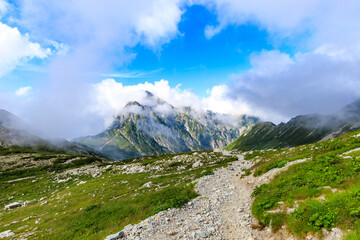 剱の雄大な山々へ続く山道