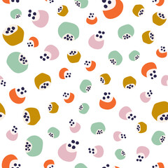 Fototapeta premium Multicolored stylized berries with seeds isolated on white background. Cute vector seamless pattern. Cartoon natural backdrop. Simple flat style for textile, wrapping paper, wallpaper, kid's printing.