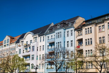 Fototapeta na wymiar berlin, deutschland - 09.04.2019 - sanierte häuserzeile in charlottenburg