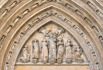 Fototapeta na wymiar Detalle escultorico arco en la catedral de Valencia
