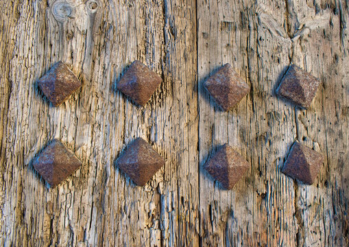 Madera tachonada de la puerta Los Serrano en Valencia