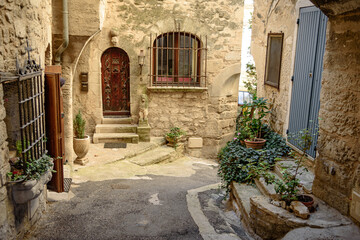 Fototapeta na wymiar Le calme des villages de Provence