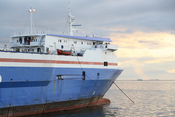 Naklejka premium ship in the sea