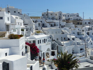Villaggio tradizionale bianco lungo la Caldera di Santorini nelle Cicladi in Grecia.