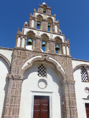 Campanile di una chiesa ad Emporium nell'isola di Santorini nelle Cicladi in Grecia.