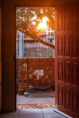 Sol entrando por uma porta aberta