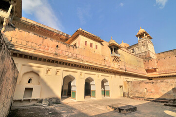 Fort Amber &ndash; położony w miejscowości Amber radźpucki kompleks budowli obronnych i pałacowych, Indie