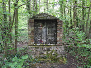 Fototapeta na wymiar A small chapel in the forest