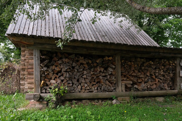 Wooden houses and outbuildings: details