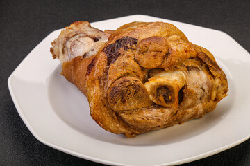 Baked pork knuckle with spices