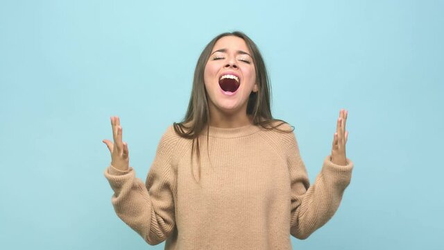 Young cute woman screaming to the sky, looking up, frustrated