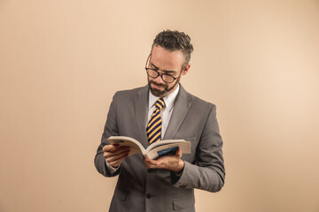 Retrato Hombre de negocios maestro profesional leyendo libro aislado 