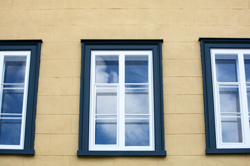 Fototapeta na wymiar Architecture de fenêtre dans le vieux Québec, Bâtiment de la Nouvelle-France. Canada